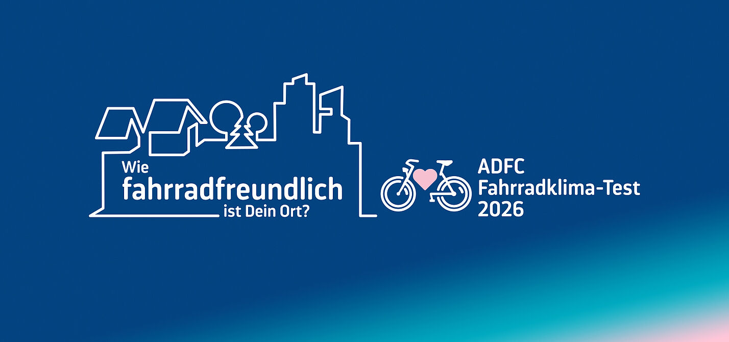 Fahrradklima-Test 2026 Keyvisual Grafik auf blauem Hintergrund mit dem Schriftzug zum ADFC-Fahrradklima-Test 2026 und einer stilisierten Stadtlinie mit Fahrradsymbol.