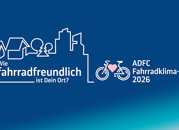 Fahrradklima-Test 2026 Keyvisual Grafik auf blauem Hintergrund mit dem Schriftzug zum ADFC-Fahrradklima-Test 2026 und einer stilisierten Stadtlinie mit Fahrradsymbol.