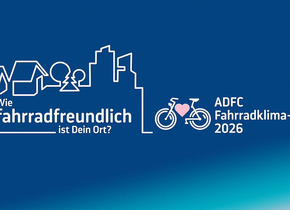 Fahrradklima-Test 2026 Keyvisual Grafik auf blauem Hintergrund mit dem Schriftzug zum ADFC-Fahrradklima-Test 2026 und einer stilisierten Stadtlinie mit Fahrradsymbol.