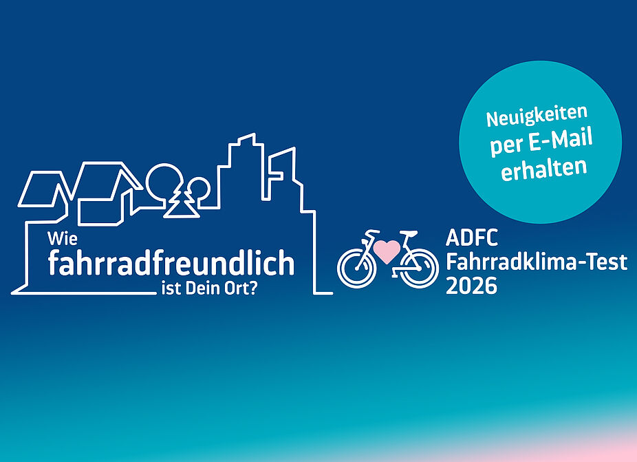 FKT 2026 Keyvisual Desktop CTA Grafik auf blauem Hintergrund mit dem Schriftzug zum ADFC-Fahrradklima-Test 2026, einer stilisierten Stadtlinie, einem Fahrradsymbol und einem Kreis mit dem Text „Neuigkeiten per E-Mail erhalten“.