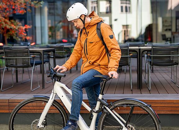 Über das Smartphone und entsprechende Apps ist das Elektrorad vernetzt. Über das Smartphone und entsprechende Apps ist das Elektrorad vernetzt.