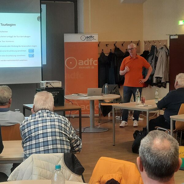 Peter Gutting (KV Erding) führte durch den Auffrischungskurs