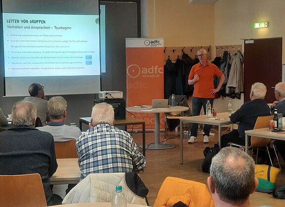 Peter Gutting (KV Erding) führte durch den Auffrischungskurs