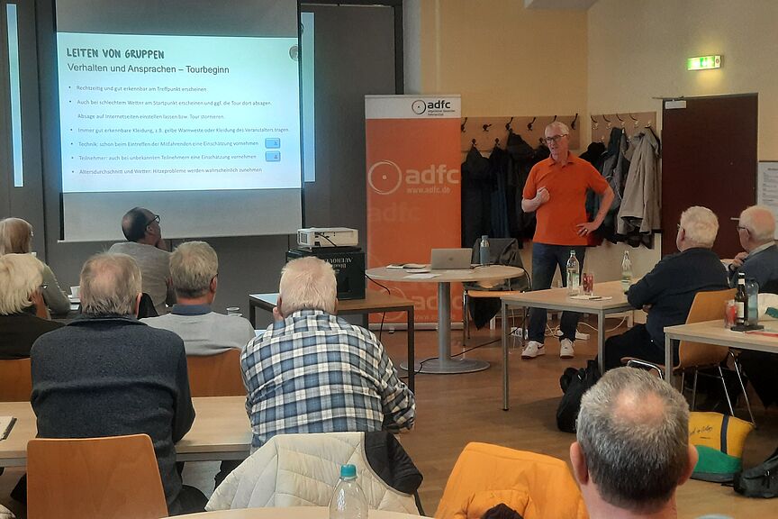 Peter Gutting (KV Erding) führte durch den Auffrischungskurs Peter Gutting (KV Erding) führte durch den Auffrischungskurs