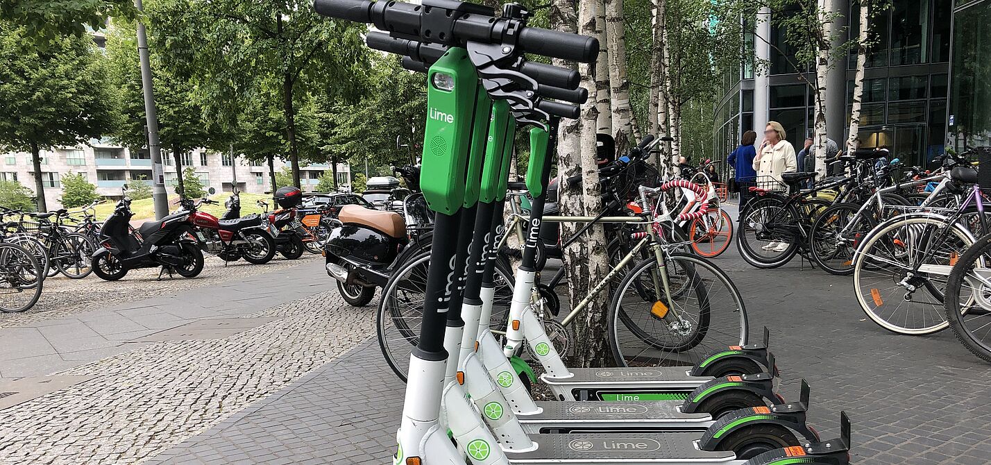 E-Scooter zum Leihen in Berlin. E-Scooter zum Leihen in Berlin.