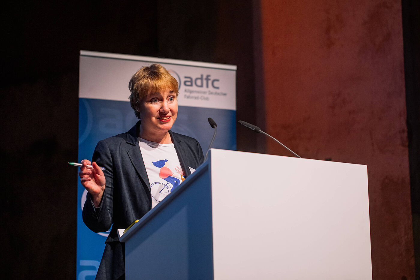 Erster Nationaler Radtourismus Kongress Karola Lambeck Die Radverkehrsbeauftragte des Bundesministeriums für Verkehr und digitale Infrastruktur Karola Lambeck eröffnete dem Publikum, dass der Bund eine Koordinierungsstelle fürs Radnetz Deutschland einrichten wolle – eine langjährige Forderung des ADFC.