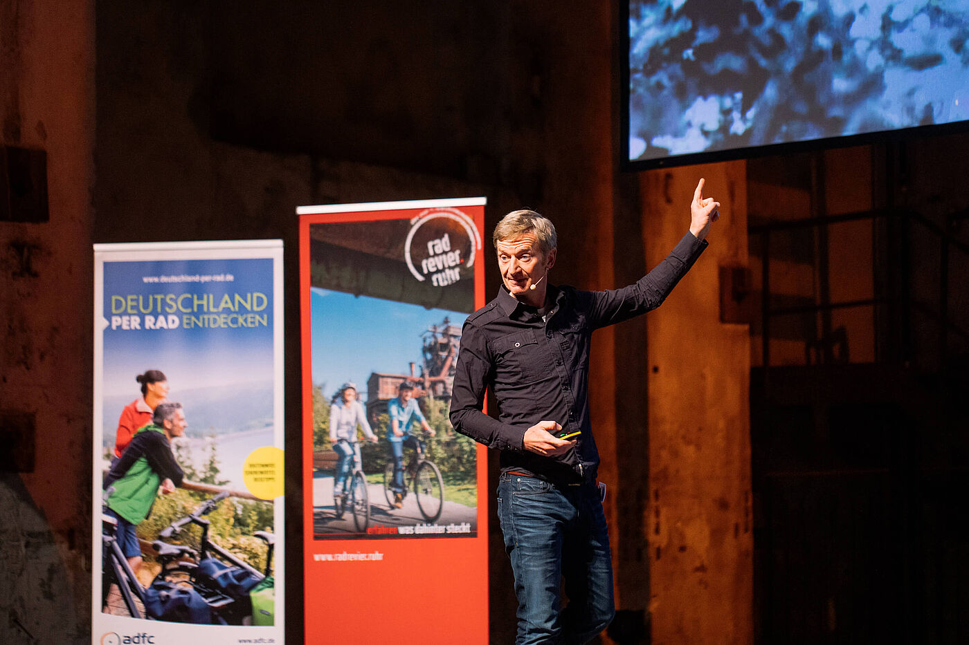 Erster Nationaler Radtourismus Kongress Michael Kessler Der Schauspieler und leidenschaftliche Radfahrer Michael Kessler stimmte das Publikum mit unterhaltsamen Einblicken aus seinen Expeditionen auf den weiteren Kongress ein.