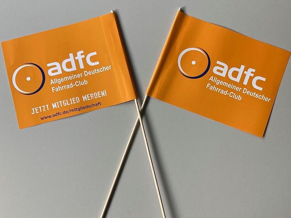 ADFC_Papierfähnchen_Junger_ADFC_15080 ADFC Papierfähnchen orange mit Logo Junger ADFC, orangenes Herz mit Fahrrad in Weiß
