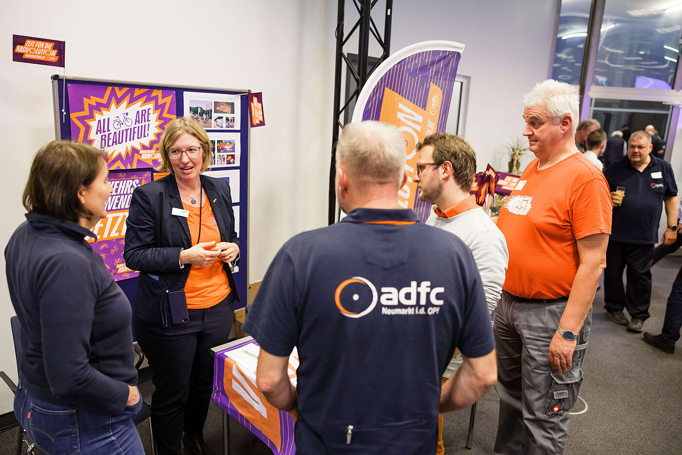 Kampagne BHV-Delegierte stehen vor einem Stand zur ADFC-Kampagne RADvolution.