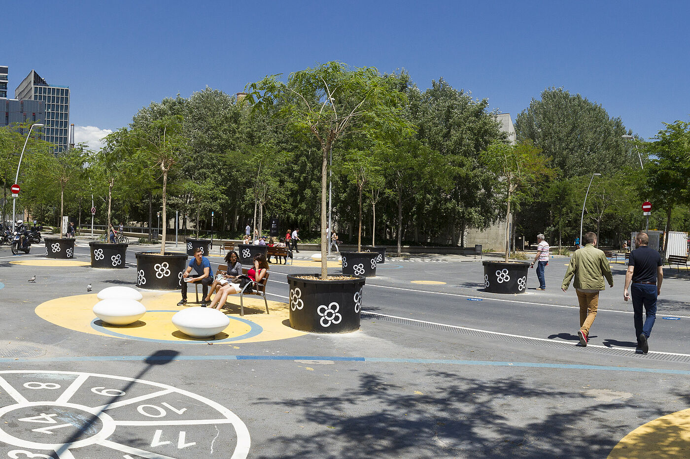 ein Spielplatz und ein kleiner Park im Superblock
