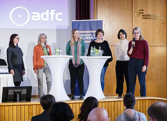 Arbeitsgruppe Frauen Die Arbeitsgruppe "Mehr Frauen" stellte auf der ADFC-Bundeshauptversammlung 2019 ihre Arbeit vor.
