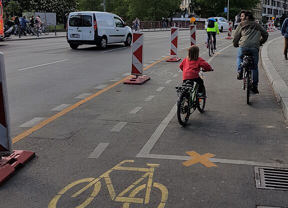 Pop-up-Radweg in Berlin-Kreuzberg im Frühjahr 2020. Pop-up-Radweg in Berlin-Kreuzberg im Frühjahr 2020.