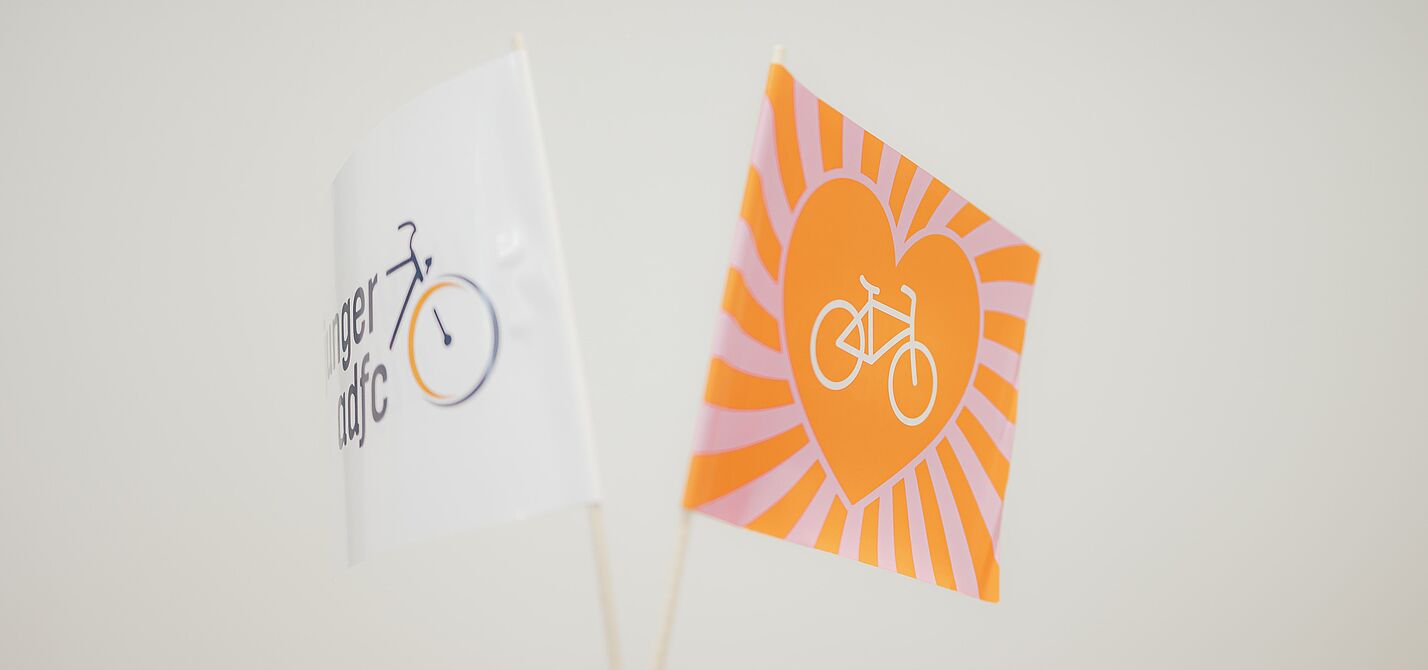 Junger ADFC Fähnchen Zwei Fähnchen des Jungen ADFC - eines mit Logo und eines mit einem Fahrrad.