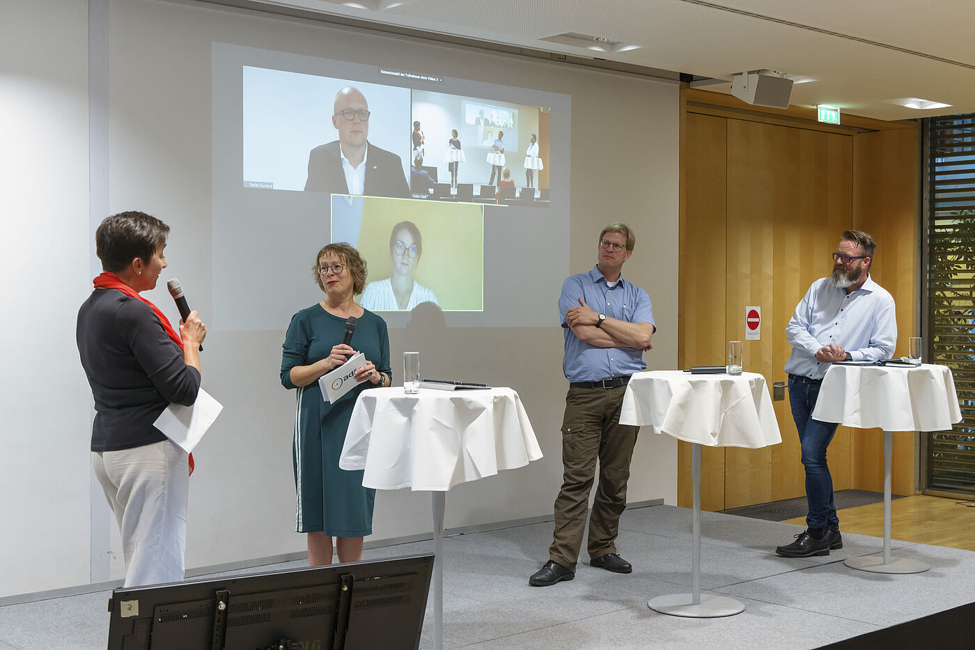 ADFC | Parlamentarischer Abend des ADFC Bundesverband | #Radnetz21: Im Bild (v.l.n.r.): Dagmar Thume (Fahrradaktivistin), Hanna Gersmann (Journalistin), Stefan Kuczera (REgionalverbund Ruhr RVR), Rebecca Peters (ADFC-Bundesvorstand), Felix Weisbrich (Berliner Bezirksamt Friedrichshain-Kreuzberg), Claus Ruhe Madsen (Oberbürgermeister von Rostock)