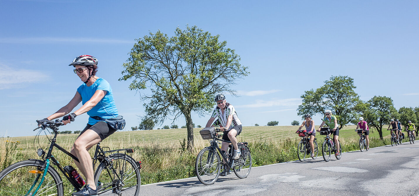 ADFC Radtour Mehrere Personen bei einer Radtour und mit guter Laune