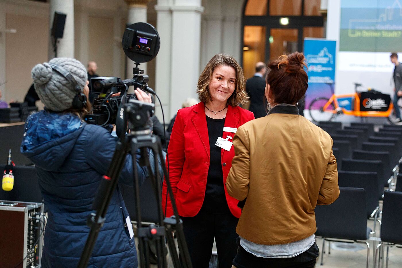 Stephanie Krone beantwortet Medienanfragen. Stephanie Krone beantwortet Medienanfragen.