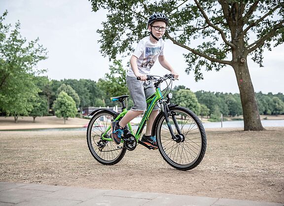 Radfahrender Junge Radfahrender Junge