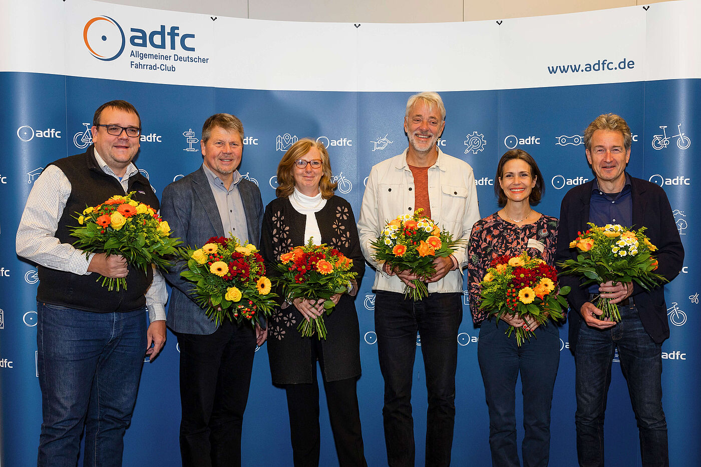 Neuer Vorstand Der neu gewählte ADFC-Bundesvorstand vor der Fotowand.