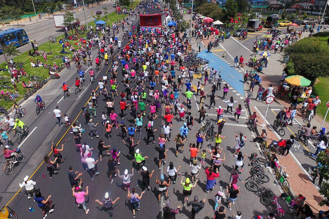 Bogota Ciclovia 2 Tausende Menschen tanzen vor einer Bühne auf der Ciclovía in Bogotá