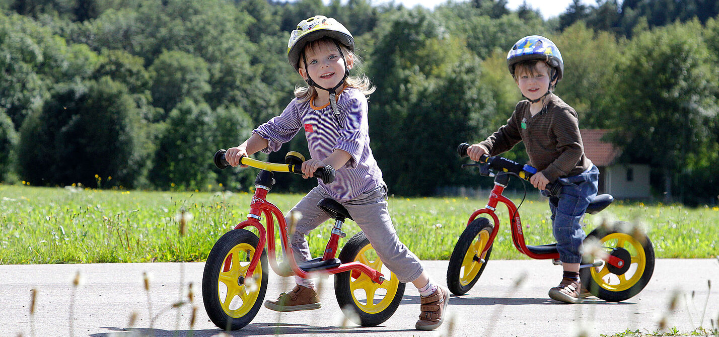 Kinder mit Laufrädern Ohne Stützräder unterwegs