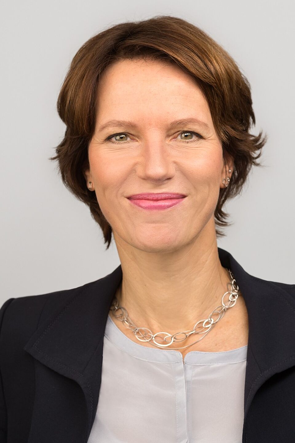 Dr. Sabine Cofalla Das Bid zeigt eine Frau.