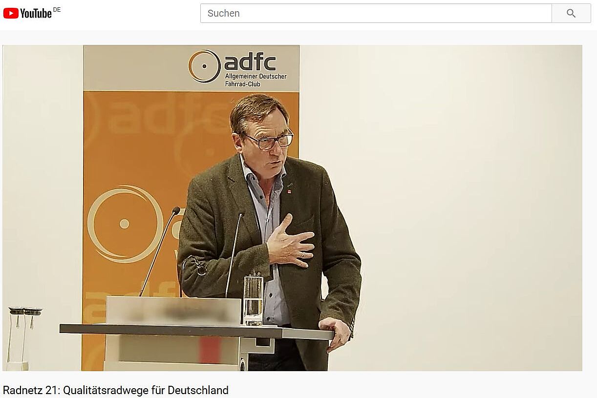 Der ADFC-Bundesvorsitzende Ulrich Syberg begrüßte die Gäste im Saal und alle, die im Livestream zugeschaut haben. Der ADFC-Bundesvorsitzende Ulrich Syberg begrüßte die Gäste im Saal und alle, die im Livestream zugeschaut haben.