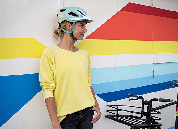Frau mit Helm Frau mit Helm
