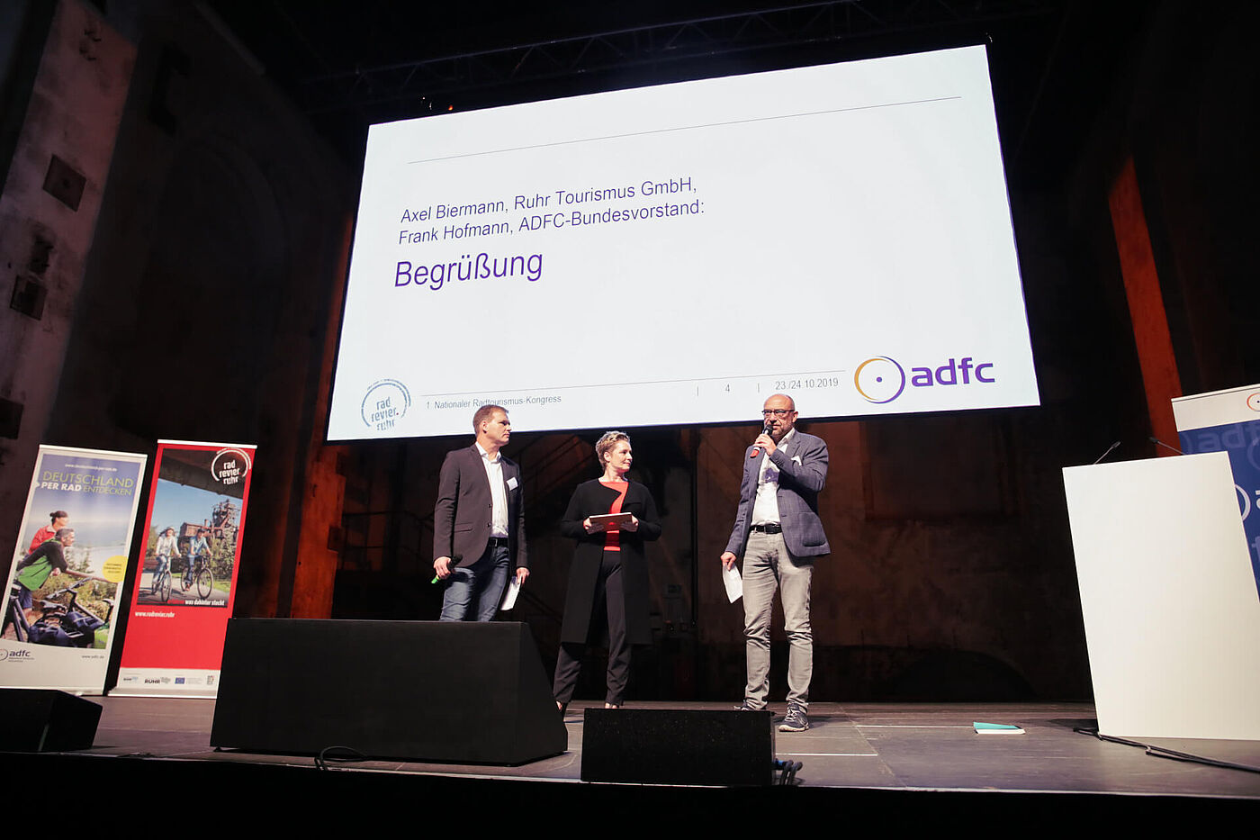 Erster Nationaler Radtourismus Kongress Begrüßung Frank Hofmann vom ADFC-Bundesvorstand (l.) und Axel Biermann, Geschäftsführer der Ruhr Tourismus GmbH (r.), begrüßten die gut 160 Teilnehmenden. Durch den Kongress führte Moderatorin Janine Steeger.
