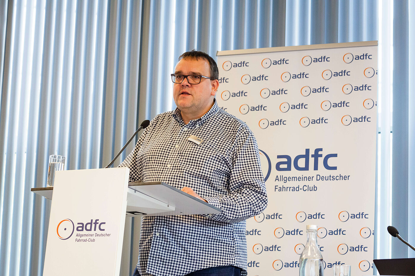 Christoph Schmidt Highlights ADFC-Bundesvorstand Christoph Schmidt steht vor einem Pult mit Mikrofon.