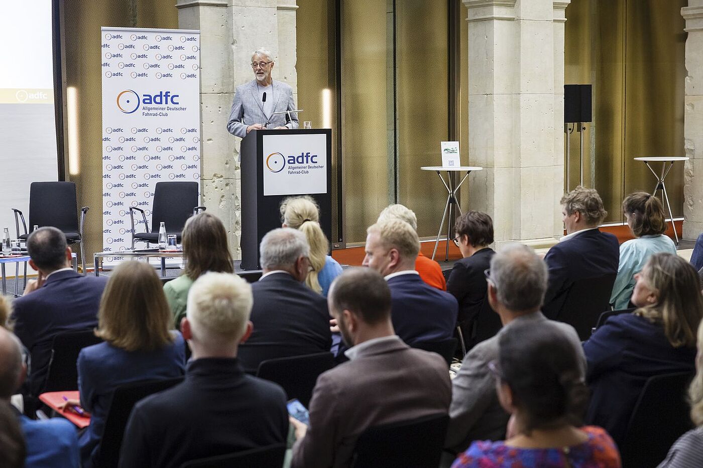 ADFC | Parlamentarischer Abend am 6. Juni 2024 ADFC-Bundesvorsitzender Frank Masurat am Pult spricht zu den Zuschauenden im Vordergrund.