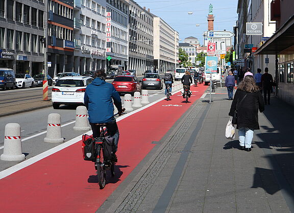 Geschützter Radfahrstreifen in Darmstadt Rheinstraße.. Geschützter Radfahrstreifen in Darmstadt Rheinstraße.