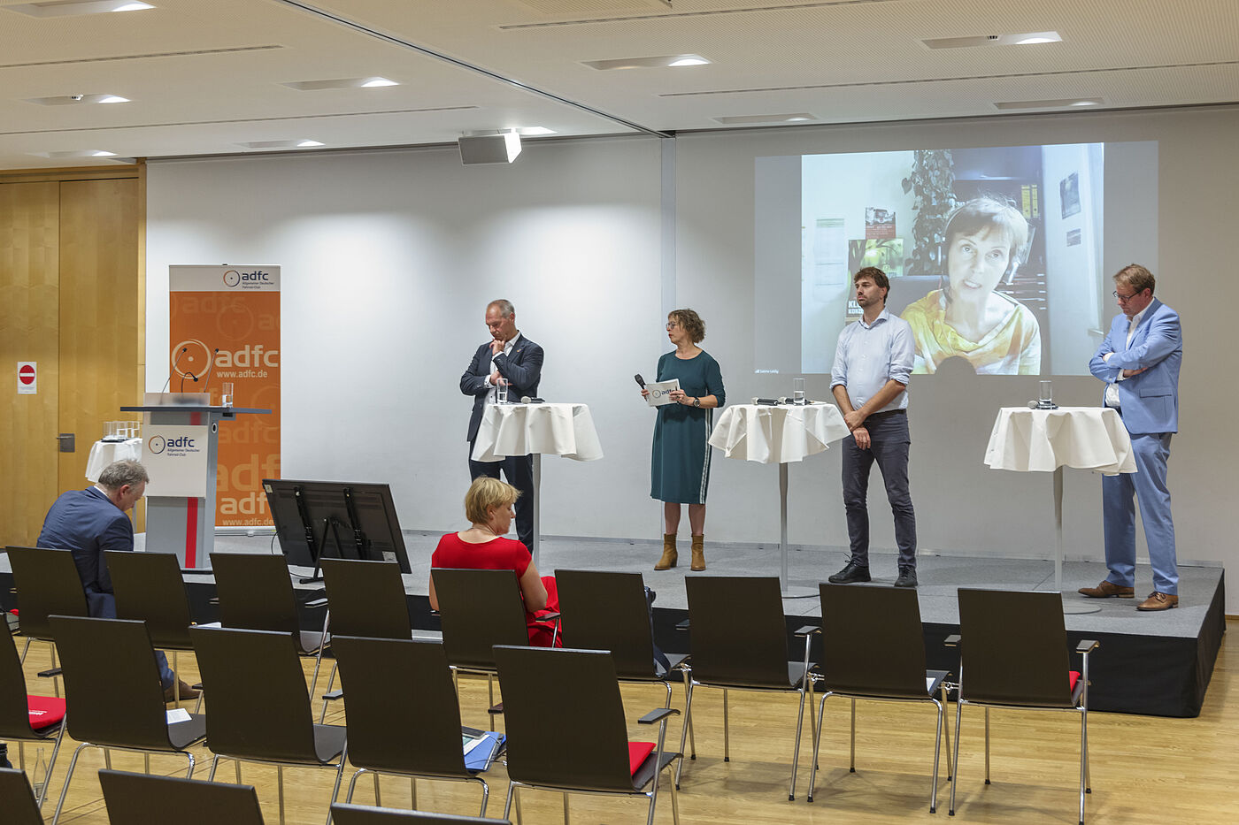 ADFC | Parlamentarischer Abend des ADFC Bundesverband | #Radnetz21: Im Bild (v.l.n.r.): Mathias Stein (MdB, SPD), Hanna Gersmann (Journalistin, Moderation), Stefan Gelbhaar (MdB, Grüne), Gero Storjohann (MdB, CDU), Sabine Leidig (MdB, Linke, zugeschaltet)