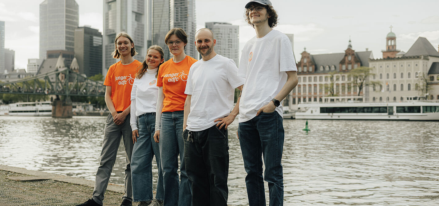 Der Vorstand des Jungen ADFC steht vor der Skyline in Frankfurt am Main.