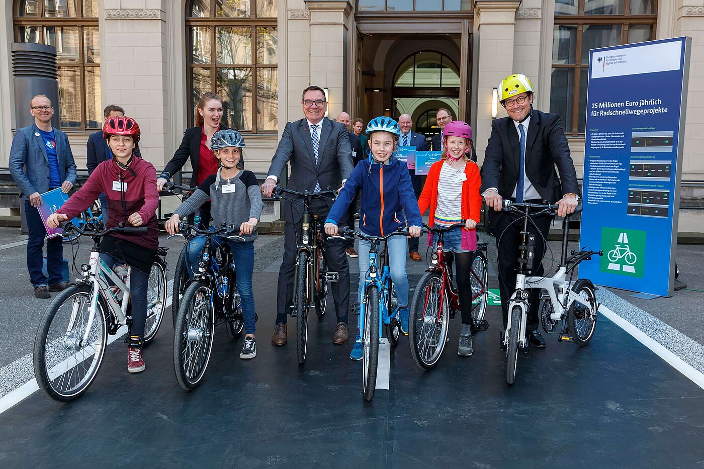 Gruppenbild mit Kindern. Gruppenbild mit Kindern.