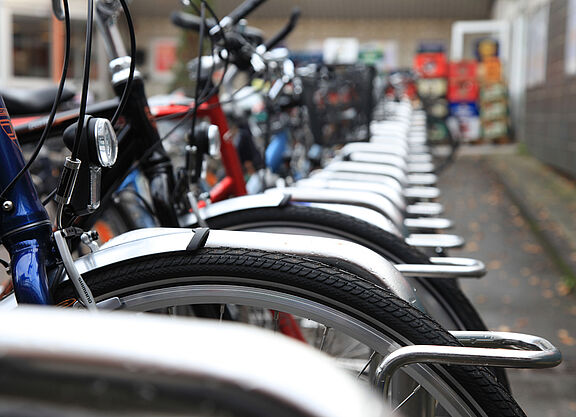 Lieferanten Abstellanlagen Eine Fahrradabstellanlage mit mehreren geparkten Fahrrädern.