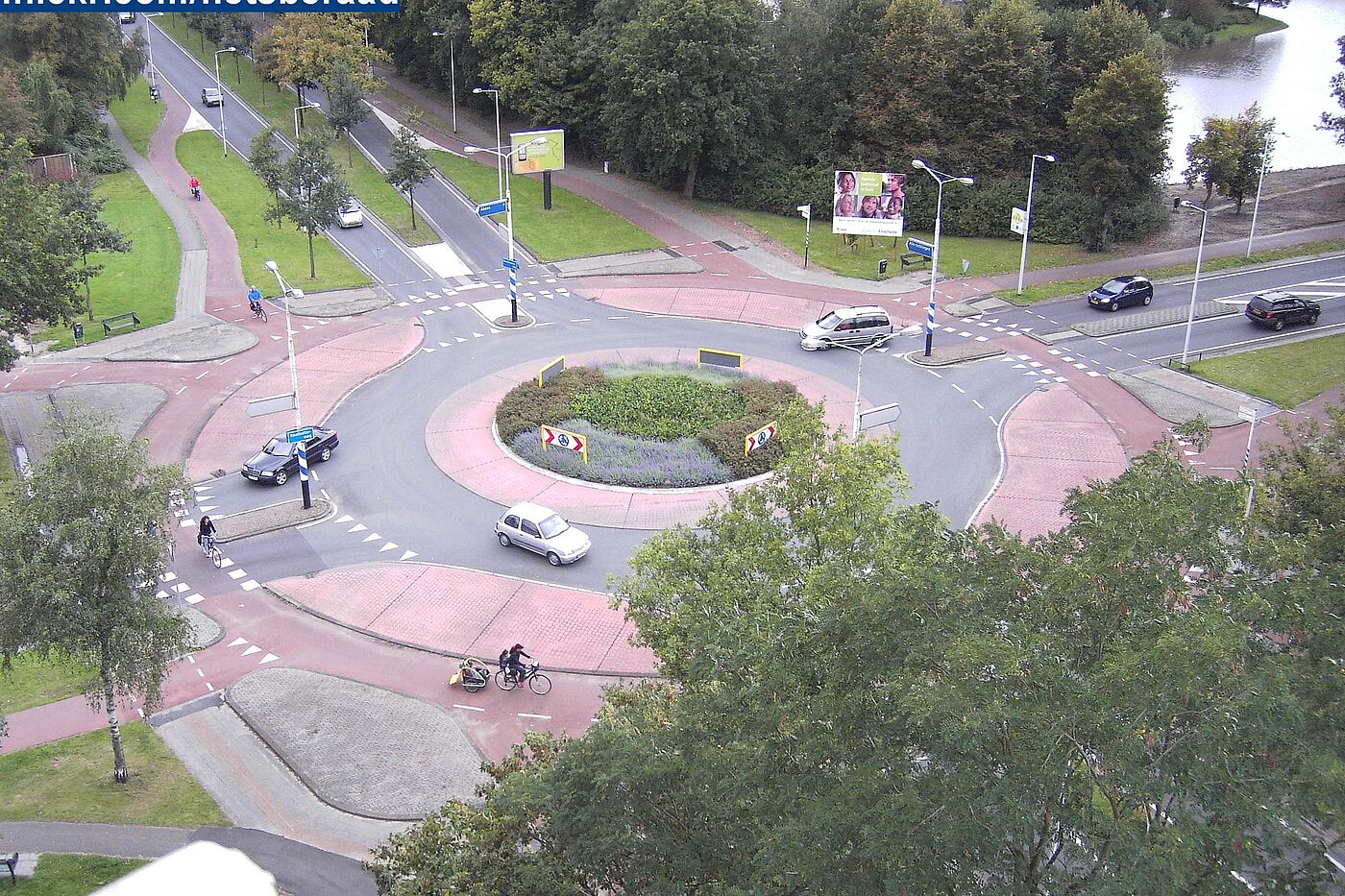 Bild zeigt einen Kreisverkehr von oben mit getrennter Führung für Radfahrer*innen