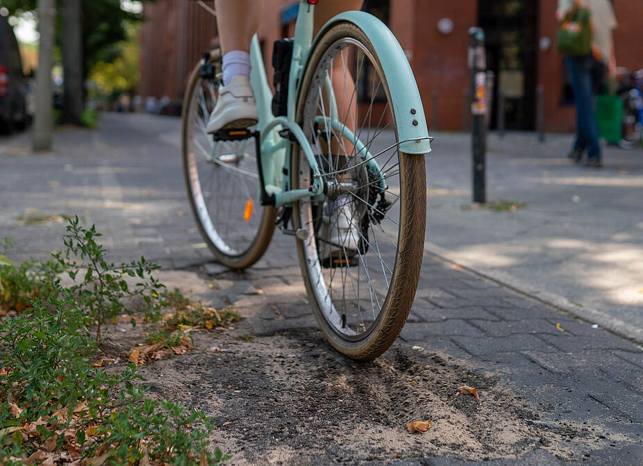 Holpriger Radweg Fahrrad auf Radweg mit Hindernissen.